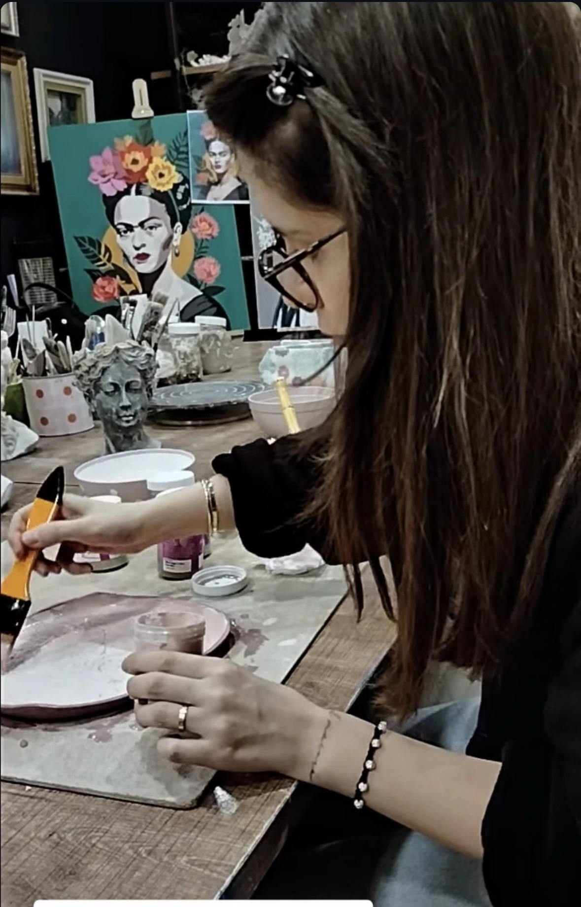 Ecem Kilic practising ceramics